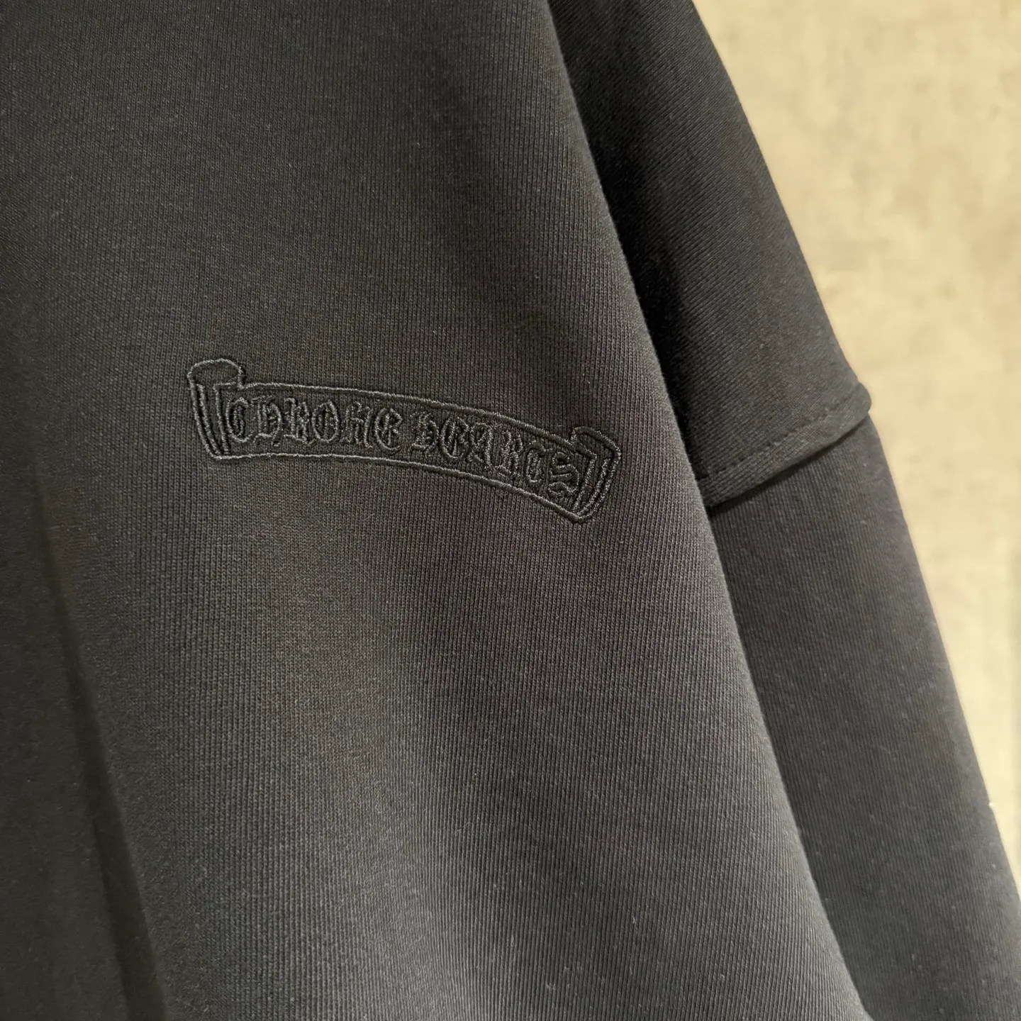 🅿️380 [Strict quality control] CH Croixin's new long-sleeved hooded sweatshirt. The fabric is made of heavy 480g double yarn fabric. The whole garment is washed. The front and rear panels are laser burned. The ready-to-wear wash is loose. The fabric is stiff and stylish. It does not deform or shrink. Color: black, white, floral gray. Size: M-2xl